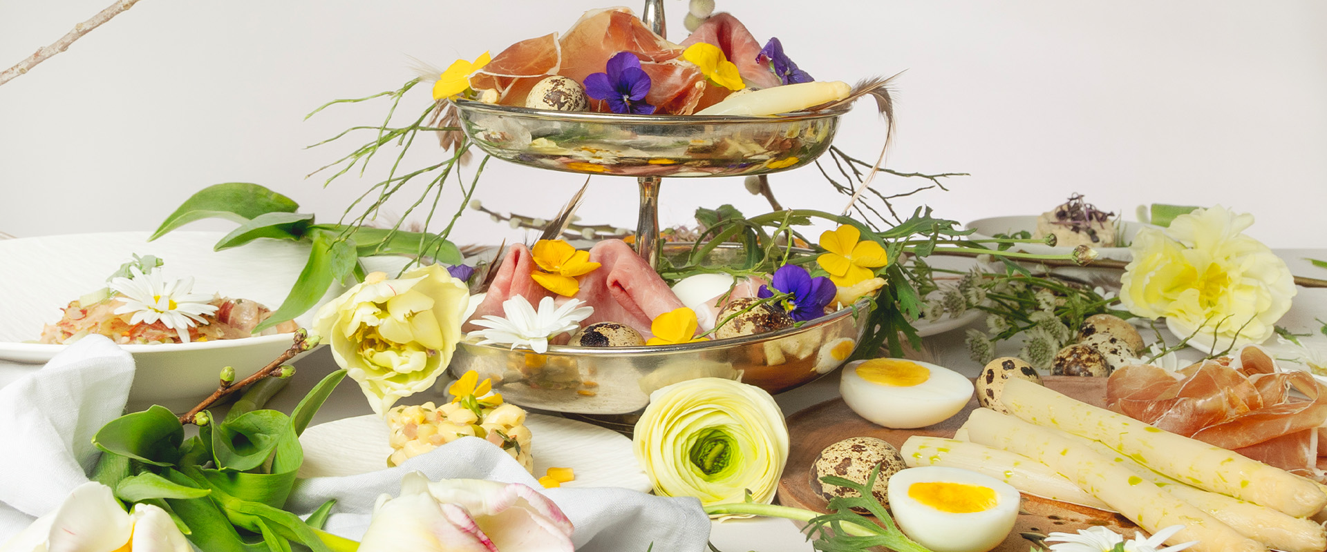 Atmosphärische Premium-Foodszene mit saisonalen Akzenten